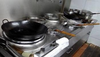 食堂燃?xì)庠罹? /> 
<h3>
	食堂燃?xì)庠罹?
</h3>
1、使用燃?xì)庠罹咔?，?yīng)先檢查所有截門是否關(guān)閉，確認(rèn)無誤后，開啟總截門再進(jìn)行使用。<br />
2、操作時須嚴(yán)格執(zhí)行“火等氣”的原則，嚴(yán)禁先開氣后點火，以防爆燃。<br />
3、點火時，應(yīng)先點燃點火棒，再點燃長明火，由長明火點燃主火孔。嚴(yán)禁違章操作。<br />
4、間斷使用時，須先確認(rèn)長明火是否長明，如已熄滅，須按第三條重新操作。嚴(yán)禁盲目操作而發(fā)生燃?xì)庑孤丁?br />
5、使用完畢后，應(yīng)按程序先關(guān)小截門，再關(guān)中截門，最后關(guān)閉總截門。嚴(yán)禁只關(guān)總截門而不關(guān)中、小截門。<br />
6、凡使用者必須保持灶具設(shè)備干凈整潔、完好無損，發(fā)現(xiàn)問題及時報告。<br />
7、如發(fā)現(xiàn)燃?xì)庑孤兑⒓搓P(guān)閉總截門，迅速開窗通風(fēng)并及時報修。<br />
8、下班時，必須檢查所有燃?xì)饨亻T、電器開關(guān)是否關(guān)閉，確認(rèn)無誤后，方可下班離崗。<br />
<hr />
<img src=