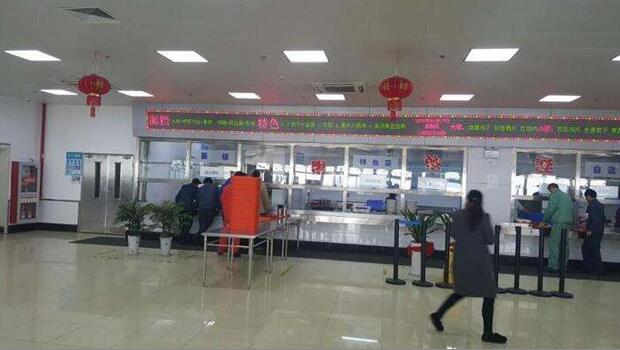 廣州天河區(qū)醫(yī)院飯?zhí)贸邪? /> 
</p>
<p>
	我們時刻保持著食堂整潔，無安全隱患，大廳布置標語、標識及衛(wèi)生與健康專欄。就餐方面按照按照制定的標準套餐式菜單就餐，全體人員均可到食堂窗口自選進餐，所有菜品、主食（米飯、面食、各式風味小吃）、湯或小炒讓就餐者自由選擇，按就餐的品種價格現(xiàn)金（或刷卡）結帳。
</p>
<p>
	就餐時間根據(jù)醫(yī)院工作時間，早餐從6:30供應到9:00，午餐可從11:30供應到13:00；晚餐可從17:00供應到18:30。
</p>
<p>
	<img src=